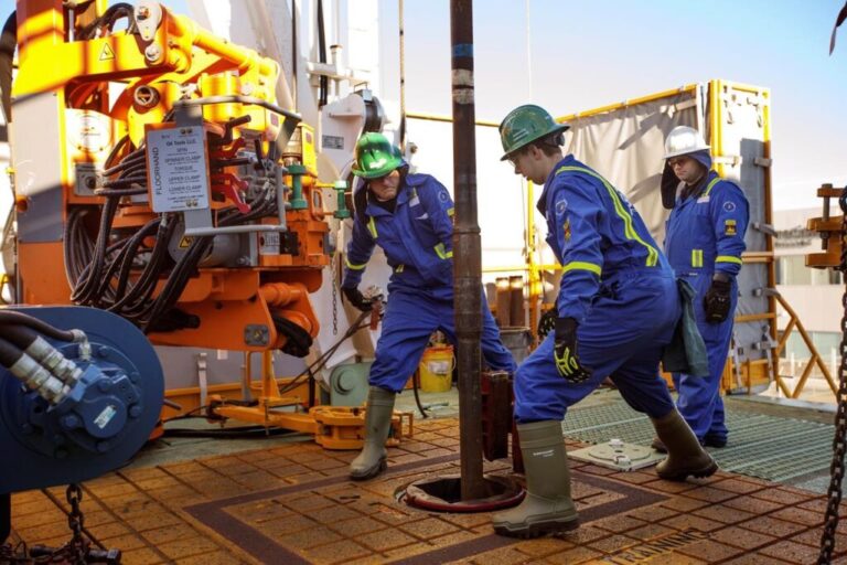 How many jobs are available in oil/gas transmission in 2023